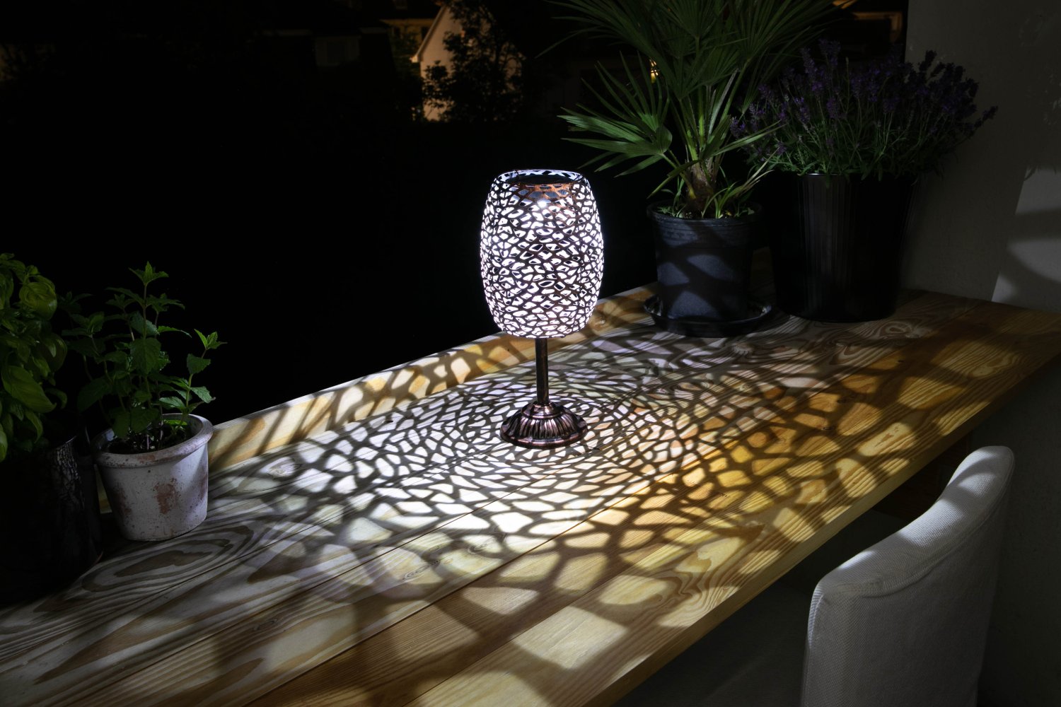 Lampe de table métal à énergie solaire - design rétro